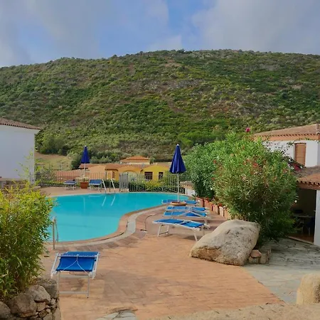 Con Piscina A A 1500 M Dal Mare