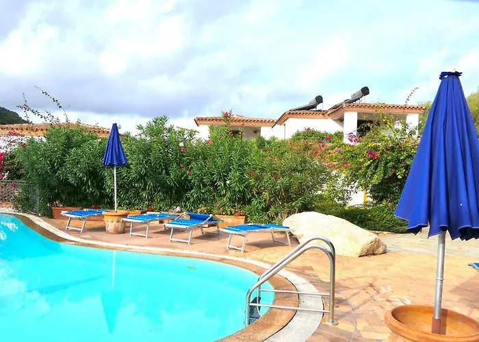 Con Piscina A A 1500 M Dal Mare 3* Tanaunella