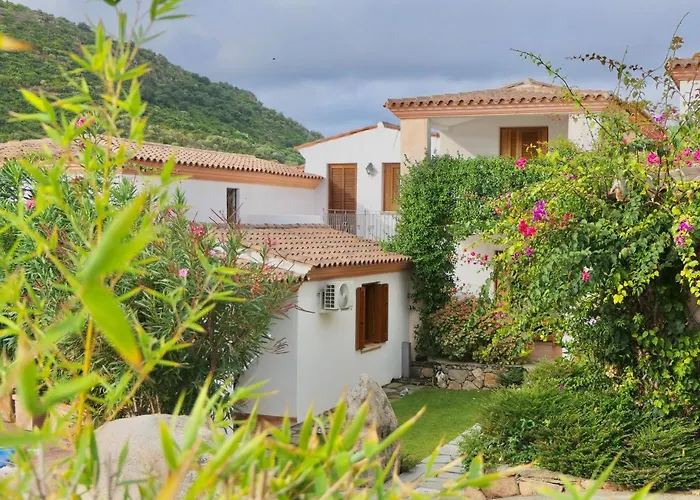 Con Piscina A A 1500 M Dal Mare 3* Tanaunella